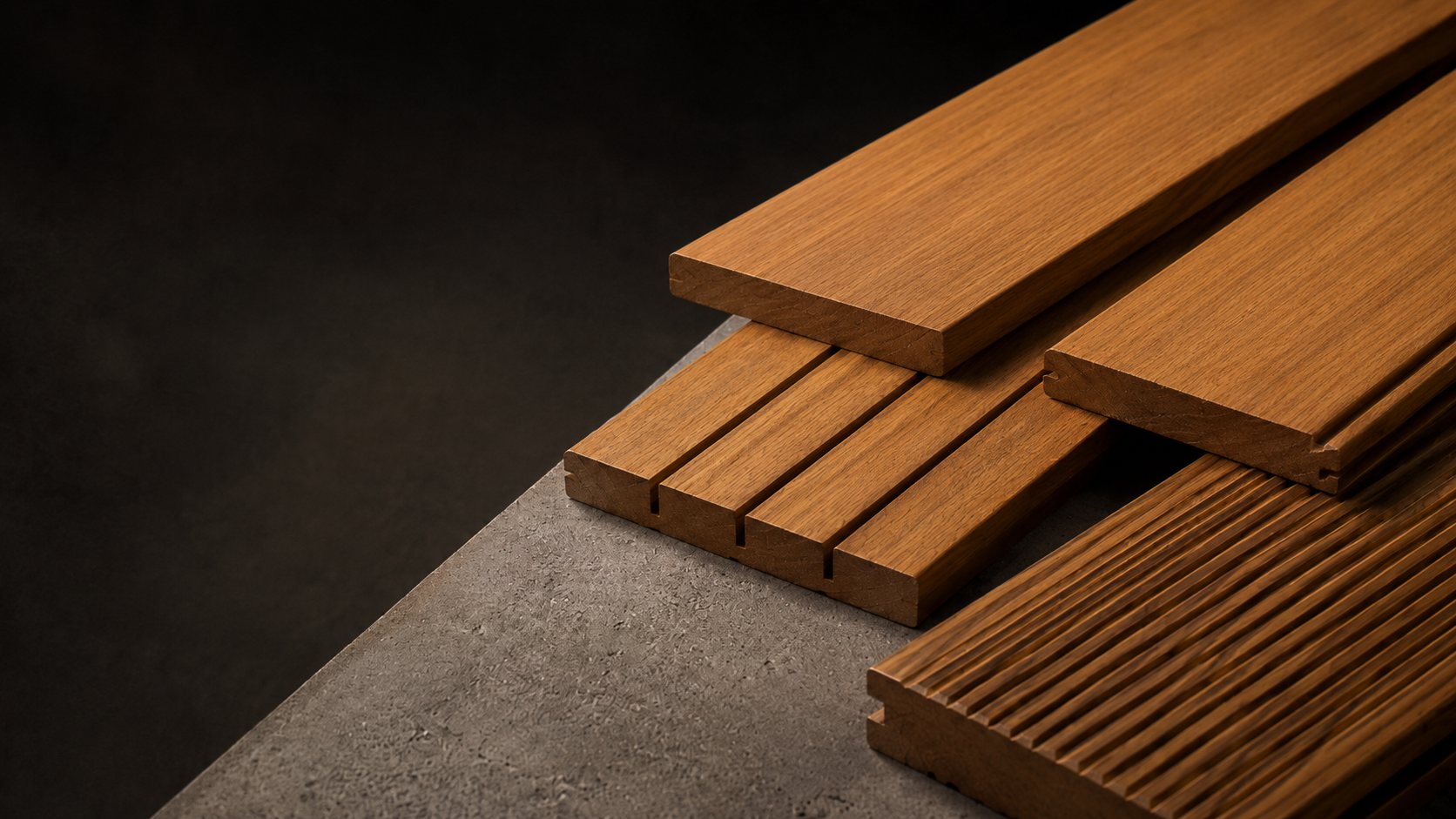 Образцы профилей термодоски Noire Wood на каменной поверхности