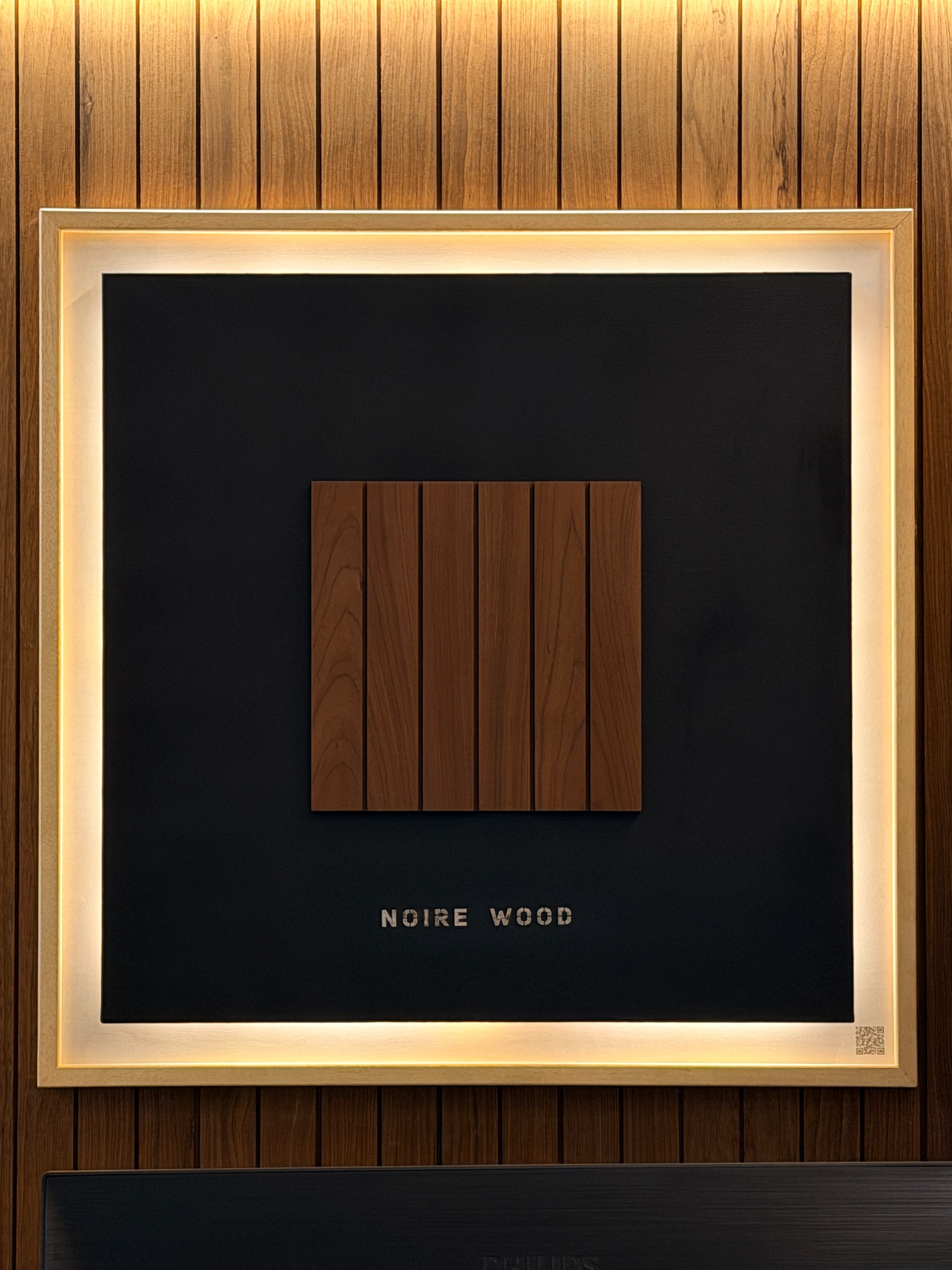 Выставочный стенд Noire Wood с образцом профиля
